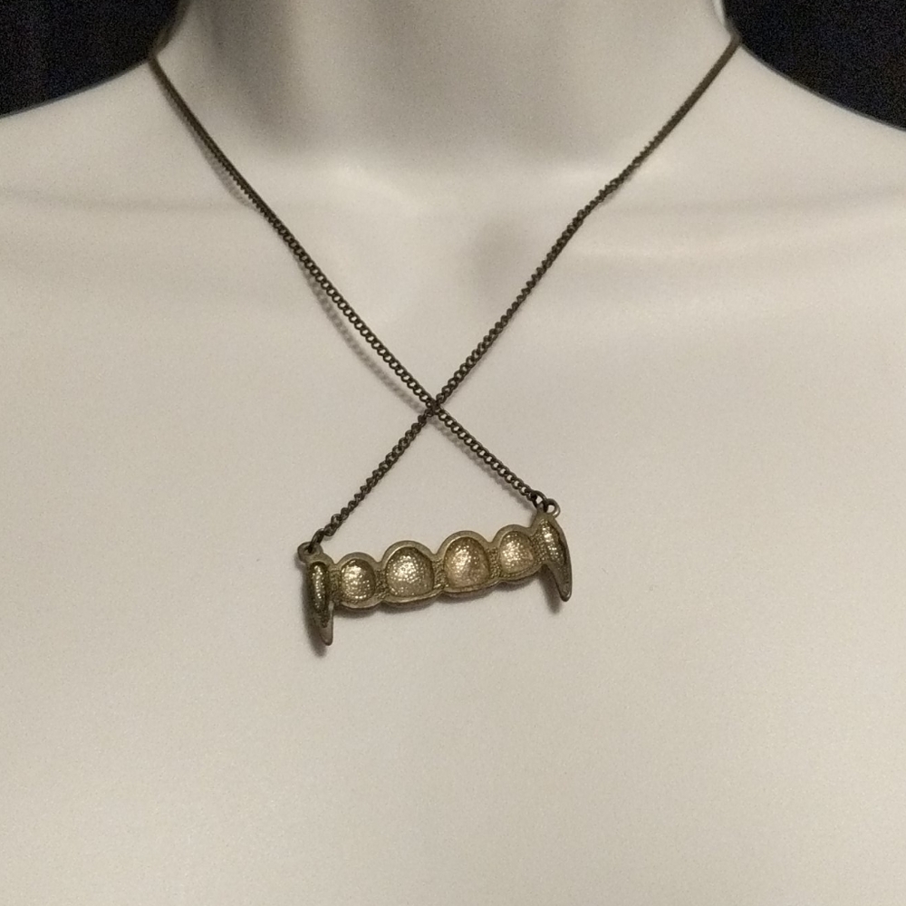 Claire's vampire grill necklace - Picture 2 of 3